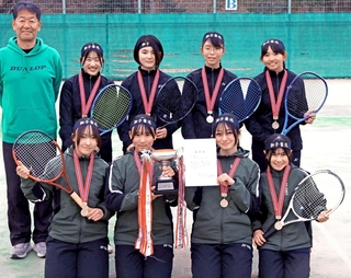 加古川北高校女子硬式テニス部のメンバーと顧問の門田聖五さん（後列左）＝加古川市加古川町大野