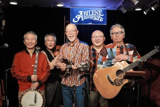 ５０周年を迎えた谷五郎さん（中央）のコミックバンド「ＧＯＲＯ　ＳＨＯＷ」のメンバー（提供）