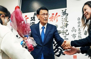 花束を手に支援者らと握手する渡海紀三朗氏＝加古川市加古川町寺家町