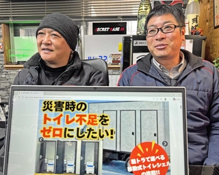 軽トラに搭載する移動式トイレシェルのクラウドファンディングに取り組む金川将裕さん（左）と井上慶彦さん＝加古川市東神吉町天下原