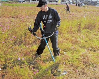 楽しみながら農地管理の大切さを実感した「草刈りフェス」。地域づくり活動応援事業の支援で実施された＝加古川市志方町原