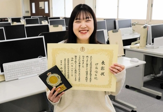 「３冠」を達成した松陽高校定時制課程３年の伊藤優希穂さん。全国商業高校協会から成績優秀者として表彰された＝高砂市曽根町