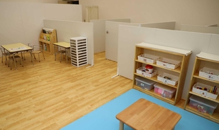 絵本を読むスペース（奥）やおもちゃで遊ぶスペース（手前）などがある児童発達支援センター＝播磨町宮北１