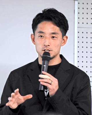 組織内での個の立ち振る舞いなどについて語る森岡亮太さん＝加古川市平岡町新在家