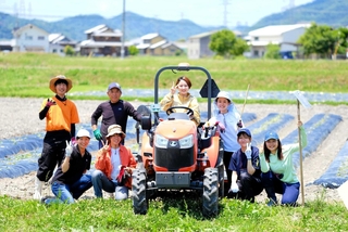 学生たちは農作業も体験し、地域への理解を深めた＝加古川市志方町（ため池みらい研究所提供）