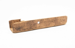 袴狭遺跡で出土した箱形木製品（琴板）