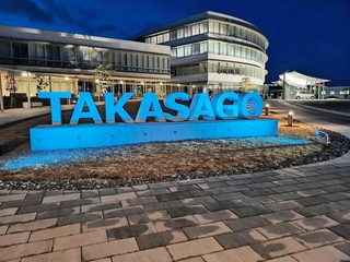 大腸がん啓発カラーの青色で照らされたモニュメント＝高砂市役所（同市提供）