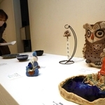 かわいらしいフクロウのつぼなどが並ぶ＝加古川総合文化センター