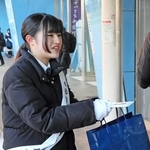 通行人に投票を呼びかける啓発グッズを配る加古川西高の生徒＝ＪＲ加古川駅前