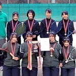 加古川北高校女子硬式テニス部のメンバーと顧問の門田聖五さん（後列左）＝加古川市加古川町大野