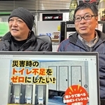 軽トラに搭載する移動式トイレシェルのクラウドファンディングに取り組む金川将裕さん（左）と井上慶彦さん＝加古川市東神吉町天下原