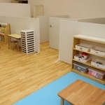 絵本を読むスペース（奥）やおもちゃで遊ぶスペース（手前）などがある児童発達支援センター＝播磨町宮北１
