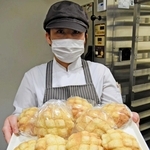 「サクッ、フワッ、もっちりが人気の秘密」と焼き上がったメロンパンをアピールする西岡裕理さん＝加古川市神野町神野