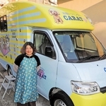 専用車で訪問トリミングを始めた東田絵梨香さん＝加古川市加古川町友沢