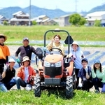 学生たちは農作業も体験し、地域への理解を深めた＝加古川市志方町（ため池みらい研究所提供）