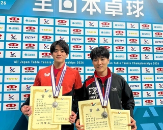 全日本卓球で準優勝した松下大星選手（左）と英田理志選手＝愛知県豊田市（日の出医療福祉グループ提供）