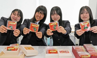 夫婦円満を願って水引キーホルダーを作った松陽高校の生徒＝高砂市役所