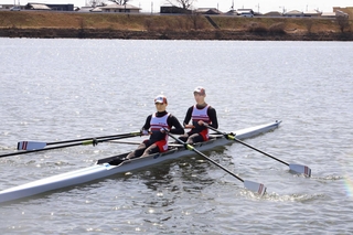 進水式で加古川にこぎ出した新艇＝加古川市上荘町井ノ口