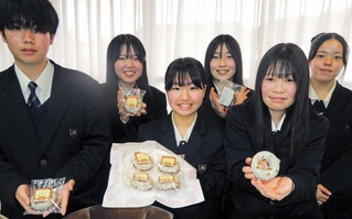 東播特産大麦の朝食メニューを考案し、オイシスなどと商品化を進めた県立農業高校の生徒たち＝兵庫県庁