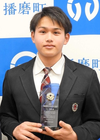 播磨町「ふるさと賞」を受けた播磨南中３年の山口勇雅さん＝播磨町役場