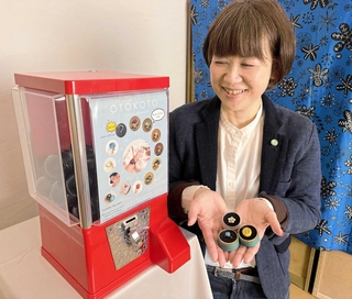 ソーイングジュエリーが当たるガチャガチャを京都ギフトショーに出展する服飾家の溝口りかさん＝加古川市平岡町土山