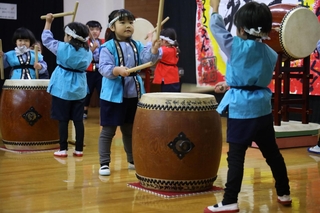 園児による和太鼓の演奏＝別府町幼稚園