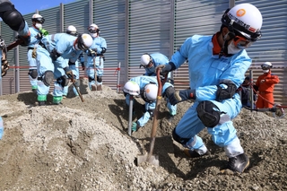 人から近い場所は手で、遠い場所はスコップで掘り進めた＝加古川市別府町港町