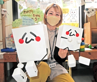 寄贈された「ハムハム」の造形作品を手にする在間夢乃さん。「みんなに愛されるキャラに」とアピール＝播磨町中央公民館