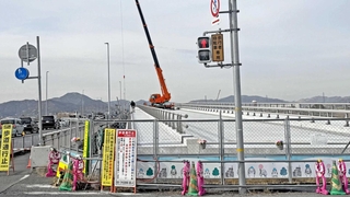 上部工が完成した新しい橋（右）と現在の加古川橋（左）＝加古川市加古川町本町