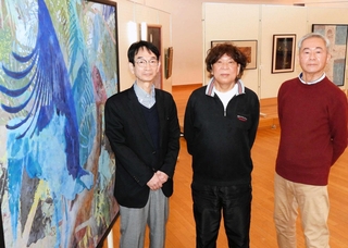 「地元の人たちに作品を見てもらいたい」と声をそろえる（左から）熱田守さん、松原政祐さん、花房完昇さん＝稲美町国安