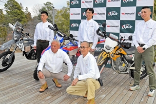 「チームムサシ」の（前列左から）池町佳生監督と岡本篤社長、（後列左から）釘村忠さん、岡本薫さん、大津崇博さん＝加古川市加古川町大野