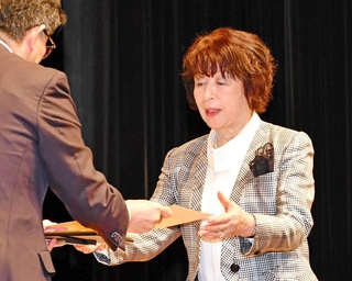 高砂市スポーツ賞で表彰を受ける受賞者＝高砂市高砂町朝日町１（同市提供）