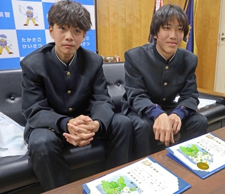 のじぎく賞を受け竹田悠吾さん（左）と砂川大空さん＝兵庫県警高砂署