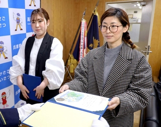 のじぎく賞を受けた辻亜矢子さん（右）と牛尾理恵さん＝兵庫県警高砂署