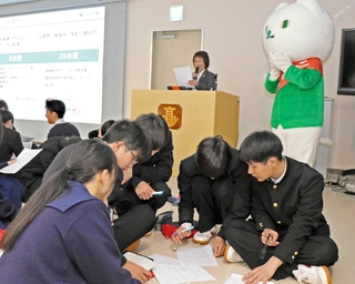 みなと銀行の金融にまつわるクイズに挑戦する加古川北高校２年生＝加古川市野口町水足
