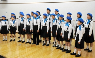 透き通るような美声を響かせる「青い鳥児童合唱団」＝高砂市役所