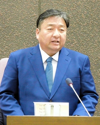 播磨町長選への立候補を表明する佐伯謙作氏＝同町東本荘１、同町議会議場