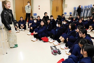 立候補者にふんした大学生（左）と生徒たちが対話する時間も設けられた＝加古川市野口町水足