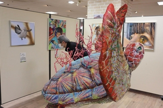 立体や絵画が楽しめる展覧会場＝加古川ヤマトヤシキ