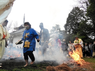 黒焦げになった組み木の上を進む参拝者ら＝加古川市加古川町北在家、鶴林寺