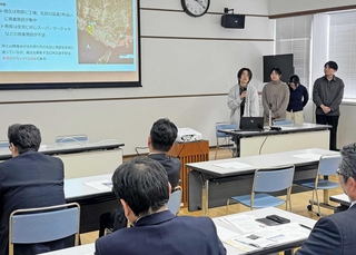 高砂市内の商業実態調査について報告する兵庫県立大生ら＝高砂市役所