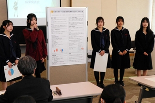 加古川市の課題を調査し、市に提言をする加古川東高校生＝加古川市役所