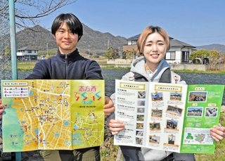 完成した「志方西てくてくマップ」をアピールする岡田勘三郎さん（左）と坂本仁胡さん＝加古川市志方町横大路