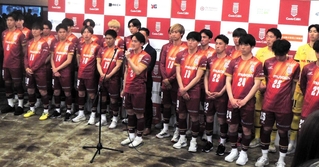 ２０２６年シーズンに向けた決意を語るチェント・クオーリ・ハリマの末政翔大主将（中央）＝加古川市加古川町大野