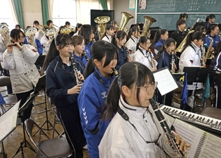 本番を控えて合同練習する生徒＝中部中学校