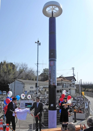 お披露目式で住民ら向けに公開されたスマートポール＝高砂市阿弥陀１