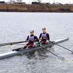 加古川西高ボート部に2艇寄贈　OBら寄付呼びかけ　進水式に50人　「まずは5月の県大会で優勝」