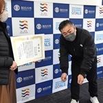 火元のファンヒーターを持ち出す場面を再現する立石正弘さん（右）＝加古川市東消防署