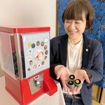ソーイングジュエリーが当たるガチャガチャを京都ギフトショーに出展する服飾家の溝口りかさん＝加古川市平岡町土山