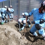 人から近い場所は手で、遠い場所はスコップで掘り進めた＝加古川市別府町港町